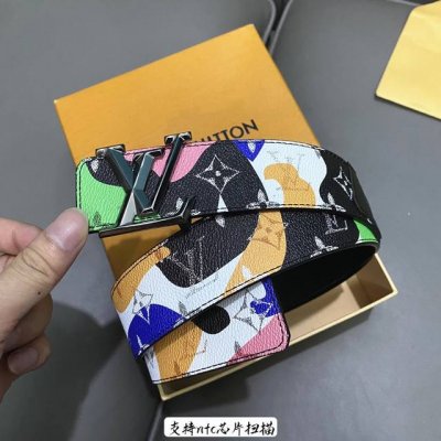 驢家 寬度40Mm Ss今季專櫃在售新品 男士系列 面浮雕有品牌花紋 配以原廠純黑色小牛皮 搭配精緻光面搭扣！雙面用