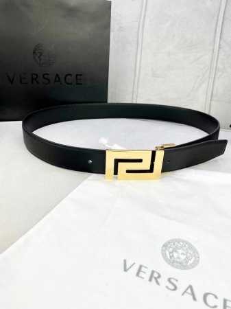 宽度3.5Cm Versace 范思哲 此款柔软的 手掌纹皮底 皮带饰有一个几何形状的希腊回纹别扣，既时尚又优雅。 - 点击图像关闭