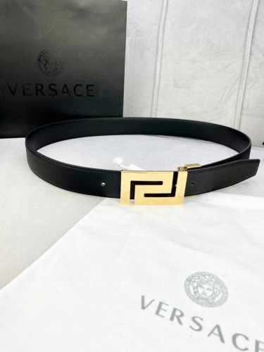 宽度3.5Cm Versace 范思哲 此款柔软的 手掌纹皮底 皮带饰有一个几何形状的希腊回纹别扣，既时尚又优雅。