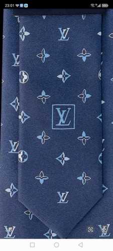 专柜同歩精致的小Logo提花，低调奢华大气的配色，这款领带将Lv标志性的Damier图案以同色调手法演绎的更显雅致风范。让男士可以充分展示自己个性。100%顶级