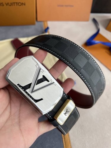 品名： Lv..路易..威登腰带皮带原单 型号：挂扣，经典纯钢材质挂扣，头层牛皮，图片实物拍摄 材料：头层牛皮，挂扣系列，纯钢材质扣头，钯镀电镀工艺永不掉色。原