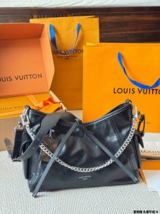 顶级原单 头层皮 Lv Carryall Cargo 柔软羊皮革呈现时尚微皱效果，并为深邃背景搭配抛光金属件与慵懒构型，成就昼夜场合佳选。可拆卸肩带与链带实现多