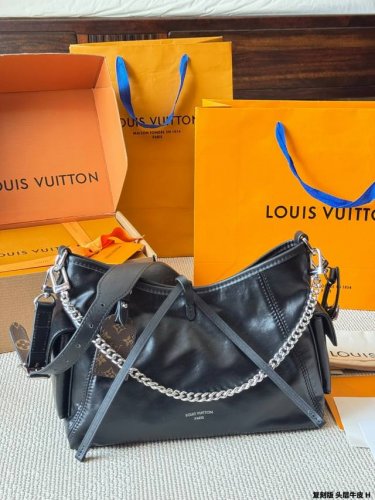 顶级原单 头层皮 Lv Carryall Cargo 柔软羊皮革呈现时尚微皱效果，并为深邃背景搭配抛光金属件与慵懒构型，成就昼夜场合佳选。可拆卸肩带与链带实现多