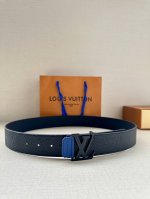 Lv 4.0宽 Shadow 腰带拥有 Monogram Shadow 皮革的经典风尚和素面皮革的内敛格调 再为 Lv 新款扣头 以摩登笔触焕新男士衣橱