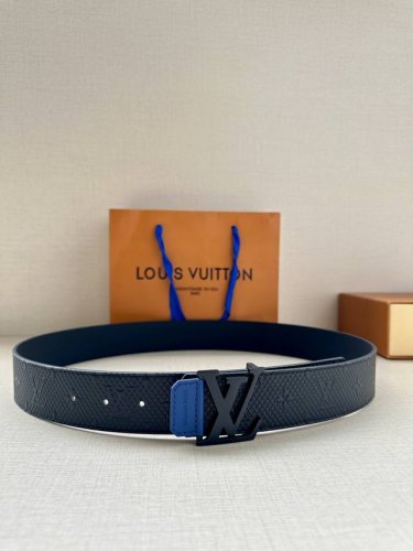 Lv 4.0宽 Shadow 腰带拥有 Monogram Shadow 皮革的经典风尚和素面皮革的内敛格调 再为 Lv 新款扣头 以摩登笔触焕新男士衣橱