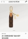 Louis Vuitton官网M011824 Lv 包饰与钥匙扣挂件 Lv Cherished Tab 钥匙扣结合 Monogram 帆布标签和牛皮革细节，搭配