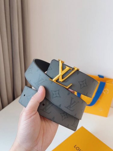 特 Lv 这款经典而又魅力恒久的腰带外型宽大，带扣和牛仔装相得益彰，彰显一派休闲气息。易搭配各类服饰；经典不过时。宽度：40