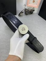 宽度：4.0Cm 范思哲 腰带饰有标志性的Versace美杜莎头像扣，彰显品牌格调。是一款精美的衣橱必备单品。