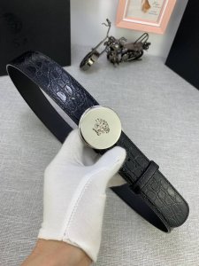 宽度：4.0Cm 范思哲 腰带饰有标志性的Versace美杜莎头像扣，彰显品牌格调。是一款精美的衣橱必备单品。