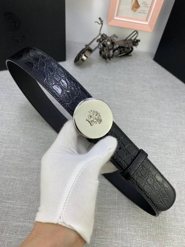 宽度：4.0Cm 范思哲 腰带饰有标志性的Versace美杜莎头像扣，彰显品牌格调。是一款精美的衣橱必备单品。