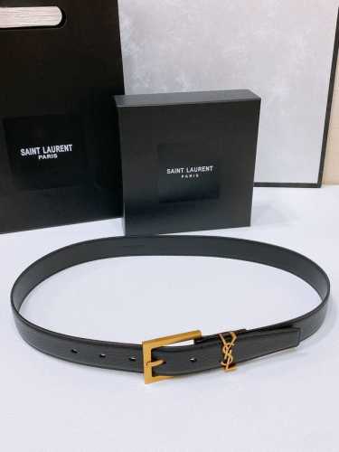 特 Salnt.Laurent.Paris. Le Cassandre粒面羊皮革腰带 腰带搭配可调节加长方扣和le Cassandre环扣。镌刻圣罗兰 Pari