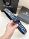 宽度4.0Cm Versace 范思哲 此款Palazzo腰带采用牛皮革面料制作，并饰有Le Pop Classique图案印花和标志性的美杜莎五金配件。