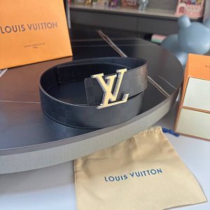 特 L0Uis Vuitt0N 今季新品 男士原單腰帶 寬度40毫米 雙面進口頭層小牛皮壓棋盤格紋 搭配最新設計雙層雙色五金 可雙面佩戴 適合沈穩低調的男士使用