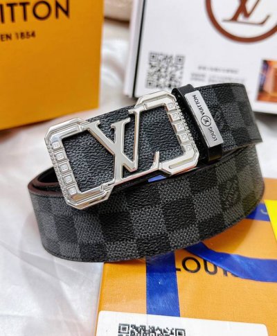 皮带：LV..路易..威登镶嵌满钻 腰带：顶级原单复刻品质百分百头层牛皮，保证真皮。雕花镂空镶钻工艺.真空电镀.永不掉色.24K纯钢扣头层老花，黑格，棕格，黑花