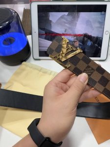 高端品質 實物拍攝 配全套包裝 品牌 L V海外原單 扣頭材質 雙色純鋼扣 帶身材質正面 38Mm寬度採用進口頭層牛皮腰帶 純鋼質五金扣頭實物拍攝長短不可自行裁