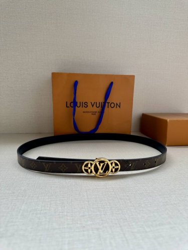 2.0宽 Lv Trio 双面腰带拼合细腻牛皮革和 Monogram 帆布，为中央金属搭扣聚焦 Lv Circle 标识 Monogram 花卉，雅致设计实现更