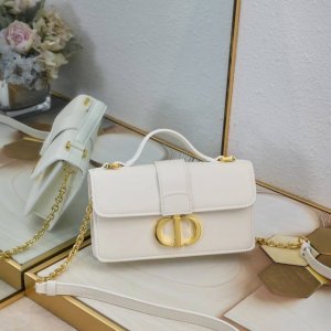 Miss Montaigne 迷你链条 实用而不失优雅。采用黑色光滑牛皮革精心制作，翻盖饰以复古金色饰面金属Cd扣环，灵感源自Christian Dior香水瓶