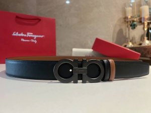 腰间最闪亮的星 -Salvatore Ferragamo男士腰带，穿搭配饰少不了菲拉格慕腰带的出场，而腰部是黄金分割点，因此一条有特色的腰带非常重要。带身设计上
