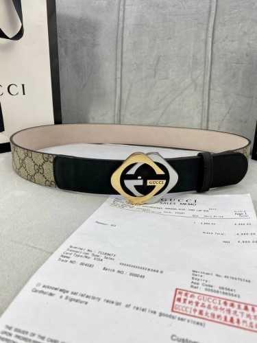 宽度4.0Cm Gucci 这款腰带在早秋系列中惊艳亮相，采用以标志性米色乌木色组合呈现的品牌双G字母交织图案，与黑色皮革材质相得益彰。双G菱形砂扣采用做旧效果