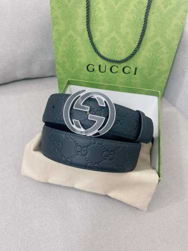 特 Gucci 顶级原单男士腰带，2025早春系列透过现代视角焕新诠释品牌经典元素。这款腰带以牛皮革匠心打造，巧妙缀饰互扣式双G搭扣，时尚百搭，宽度4.0Cm