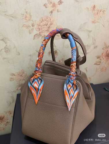 爱马仕Hermes “美惠三女神”Twilly小丝巾 Twilly小丝巾 100%桑蚕丝 重磅18姆米斜纹面料 这款小巧的真丝配饰佩戴方式千变万化，可为您的日常