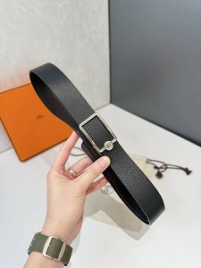 爱马仕 HermèS 腰带是奢侈品牌爱马仕的经典配饰之一，以其高品质的皮革、精湛的工艺和标志性的设计闻名。 自动平滑扣腰带 精钢五金 搭配原版皮腰带身 长度可调