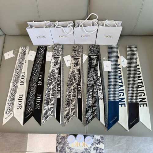 这款 迪奥发带丝巾从标志性的 Dior 精品店地址汲取灵感，造型修长，两端尖角设计，背面饰以“Christian Dior”标志提花条形图案 可与各种时尚造型搭