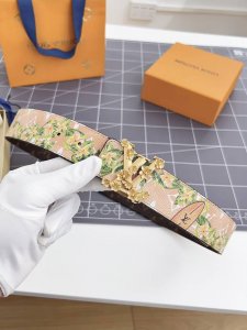 特 寬：40Mm 驢家新品 Nigo新品限量版 專櫃有售新品男士系列 訂製帆布面料飾有最新的圖案 搭配經典咖老花色系 經典鋼K字母搭扣 雙面用 兩種佩戴方式潮男