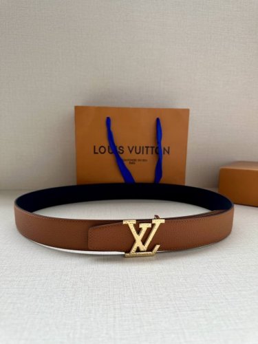 lv Heritage 双面腰带3.4宽 选取粒面皮革和纳帕皮革 新款3层Lv 搭扣。微弧形边缘和摩登形状末端见证细致匠心，为考究人士带来赠礼佳选P190