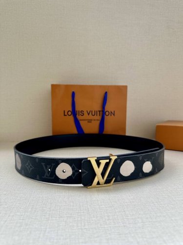 4.0 宽的 Lv X Yk 双面腰带，出自路易威登与草间弥生合作系列。Monogram Eclipse 帆布配 3D 波点，搭扣内敛