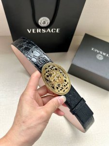 特 宽度4.0Cm 范思哲Versace人头标志：腰带扣上的3D镂空美杜莎，赋予该款Palazzo腰带很高的辨识度。腰带采用柔软两面牛皮制作。