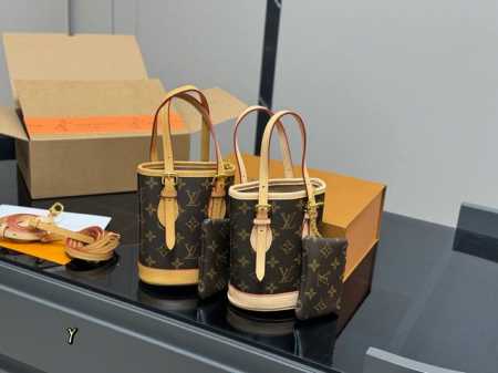 配折叠盒飞机盒 Size：13*17Cm Lv25年新款小水桶 上身效果很棒哦 单肩、手拎！ 全钢五金Noe水桶 新尺寸真的很Nice 搜索Lv 水桶包 - 点击图像关闭