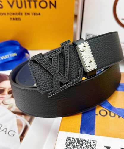 皮带：Lv..路易..威登顶级复刻. 腰带：原单品质百分百进口原厂头层牛皮，保证真皮。镂空贴皮工艺.真空电镀.永不掉色.24K纯钢扣细腻小牛皮荔枝纹路双面可用专