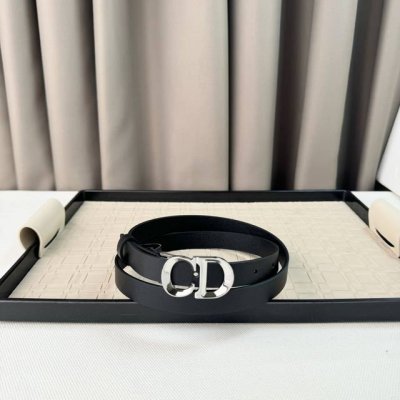 特 。Dior 24早春新款 C D搭扣黄铜腰带扣，小牛皮腰带 经典永存 2.0Cm