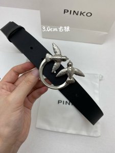 pinko燕子品牌标志性的标识经重新诠释后，以光彩夺目的金色调呈现在这款女腰带美点3.0Cm