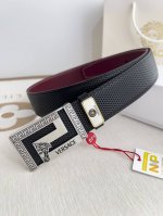 品名：Versace.范思哲原单腰带 皮带 型号：挂扣，经典人头纯钢材质扣头，头层牛皮，图片实物拍摄 材料：百分百头层牛皮，保证真皮。24K纯钢扣双面可用专柜同