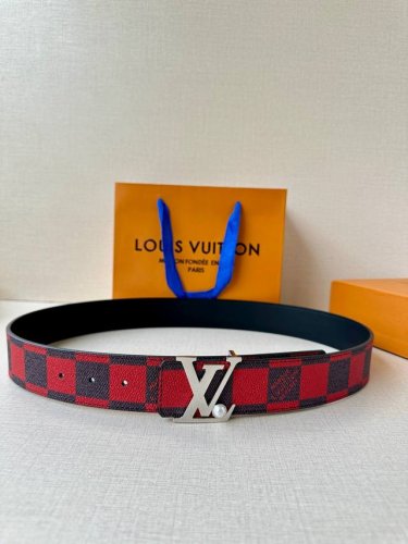 本款4.0宽 Lv Initiales 双面腰带出自 春夏男装秀场，为 Damier Po 帆布浸染潮流新色，翻转可见光滑素雅牛皮革。Lv 字母搭扣与崭新 Lo