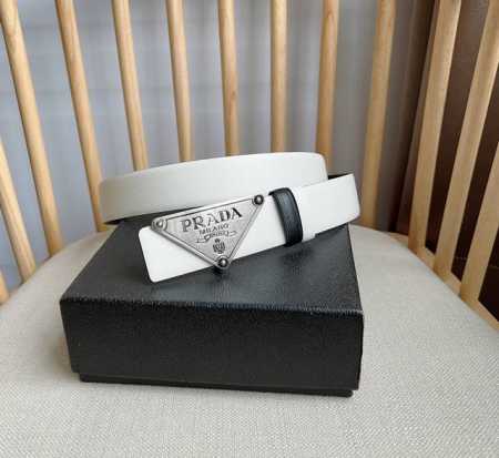 Prada 普拉达 专柜最新款 这款搭扣式腰带出自多功能的组合式配饰系列 可随心搭配 三角形徽标藉由普世的简约廓形彰显别具一格的特色和现代感 呈现精致质感 宽: - 点击图像关闭