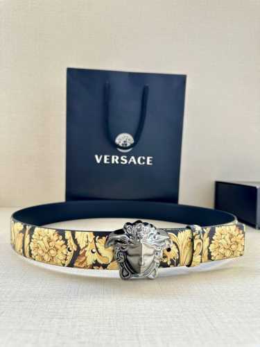 宽度3.8Cm Versace 皮带，配有立体La Medusa双面搭扣，一面饰有Barroco印花。 La Medusa搭扣 腰带环 底面料：100%牛皮