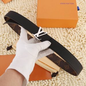 特P160 经典双面设计，以一当二。 标志性的 Lv 带扣即可与 Monogram 完美结合，营造出更多休闲意味，亦可与亮红色皮革搭配，使整体颜色更加抢眼