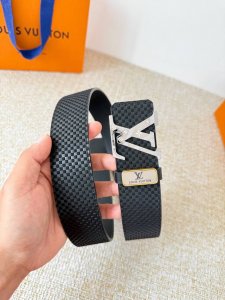 品名： Lv..路易..威登腰带皮带原单 DDD 型号：挂扣，经典纯钢材质挂扣，头层牛皮，图片实物拍摄 DDD 材料：头层牛皮，挂扣系列，纯钢材质扣头，钯镀电镀