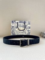 Dior 这款腰带采用黑色超迷你 Oblique 印花面料精心制作，搭配金属覆层黄铜腰带扣，彰显优雅时尚的风范。腰带长度可调节，可与各式 35 毫米腰带扣随心搭