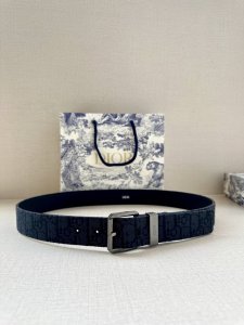 Dior 这款腰带采用黑色超迷你 Oblique 印花面料精心制作，搭配金属覆层黄铜腰带扣，彰显优雅时尚的风范。腰带长度可调节，可与各式 35 毫米腰带扣随心搭
