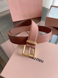 Miumiu 宽度3.5Cm 编号5Cc536 双面头层小牛皮材质，焦糖色皮料柔软舒适 背面原版钢印Logo。 精细的做工，搭配纯铜扣头 古铜色 金色 银色