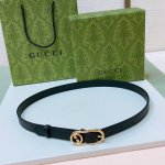 gucci 这款腰带采用Gsupremepvc制作 匠心点缀品牌标志性的双G 元素 彰显品牌的马术传承 背面再添方形搭扣 演绎出众造型2.0Cm