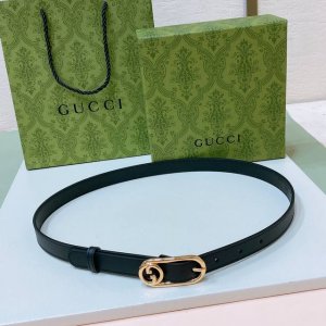 gucci 这款腰带采用Gsupremepvc制作 匠心点缀品牌标志性的双G 元素 彰显品牌的马术传承 背面再添方形搭扣 演绎出众造型2.0Cm
