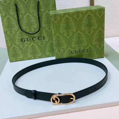 gucci 这款腰带采用Gsupremepvc制作 匠心点缀品牌标志性的双G 元素 彰显品牌的马术传承 背面再添方形搭扣 演绎出众造型2.0Cm