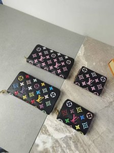 颜色 黑尺寸 11X9M 12378 Lou Coussin 钱夹为柔软羊皮革压印经典 Monogram 图案，呈现蓬松效果。玲珑方正构型暗藏充裕空间，设有卡片