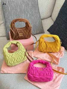原版磨砂麂皮Hobo月牙包 红红火火恍恍惚惚缪缪出街啦~ 芜湖~好看的缪缪Miumiu小号Hobo 小号是专柜里卖得最好的的尺寸，容量大小合适，轻 经典的褶皱羊