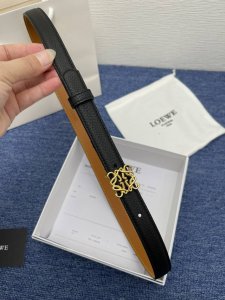 品牌罗意威 描述经典系列新品腰带，采用小牛皮材质，完美搭配手工车线，两款经典配色，可搭配商务西装或更为休闲的造型。腰带为法国尺寸，请在购买前参阅腰带尺寸指南.